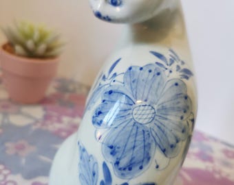 ヴィンテージ陶器の青と白の花柄猫の置物／オーナメント。手描きの