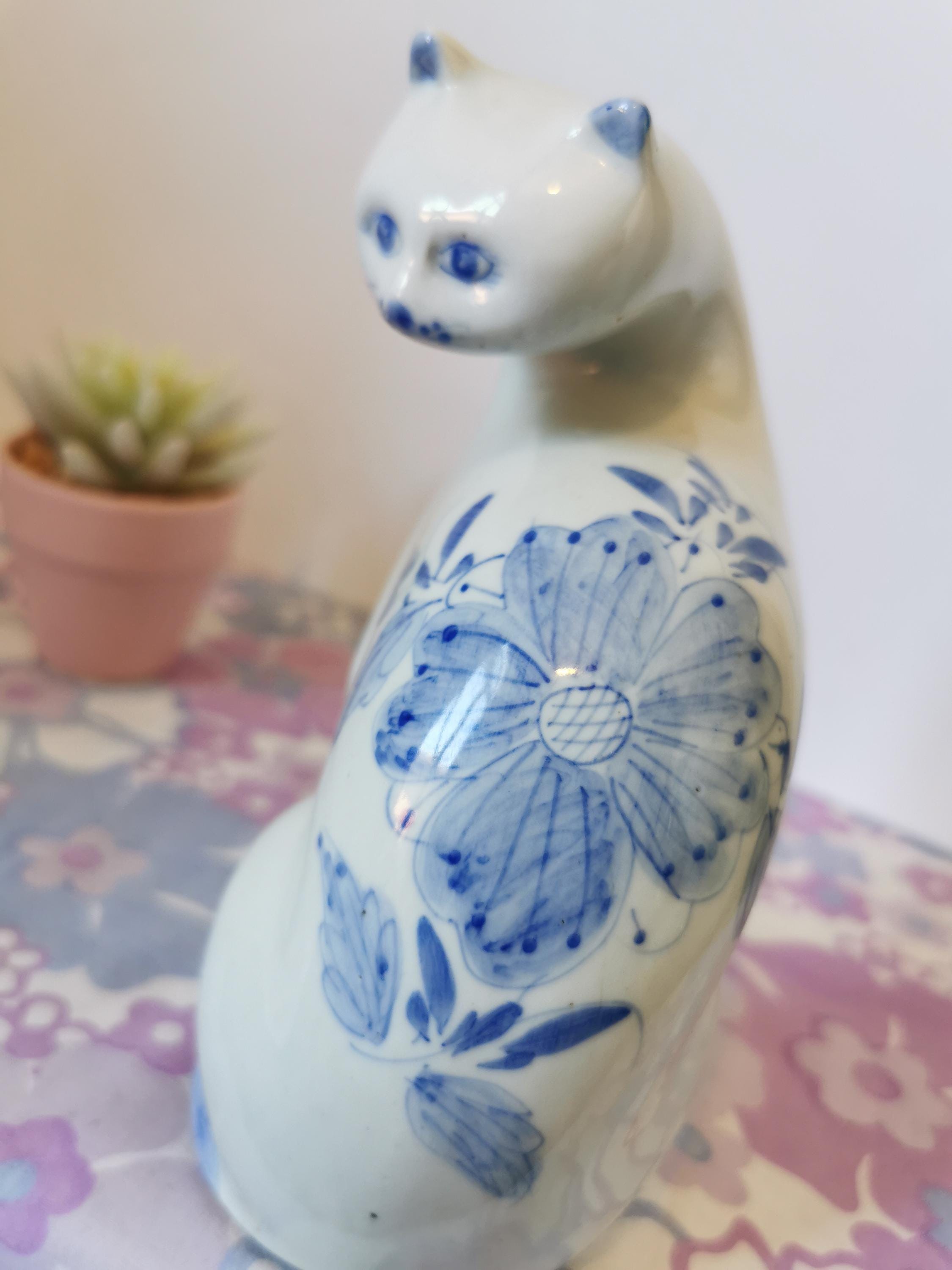 ヴィンテージ陶器の青と白の花柄猫の置物／オーナメント。手描きの