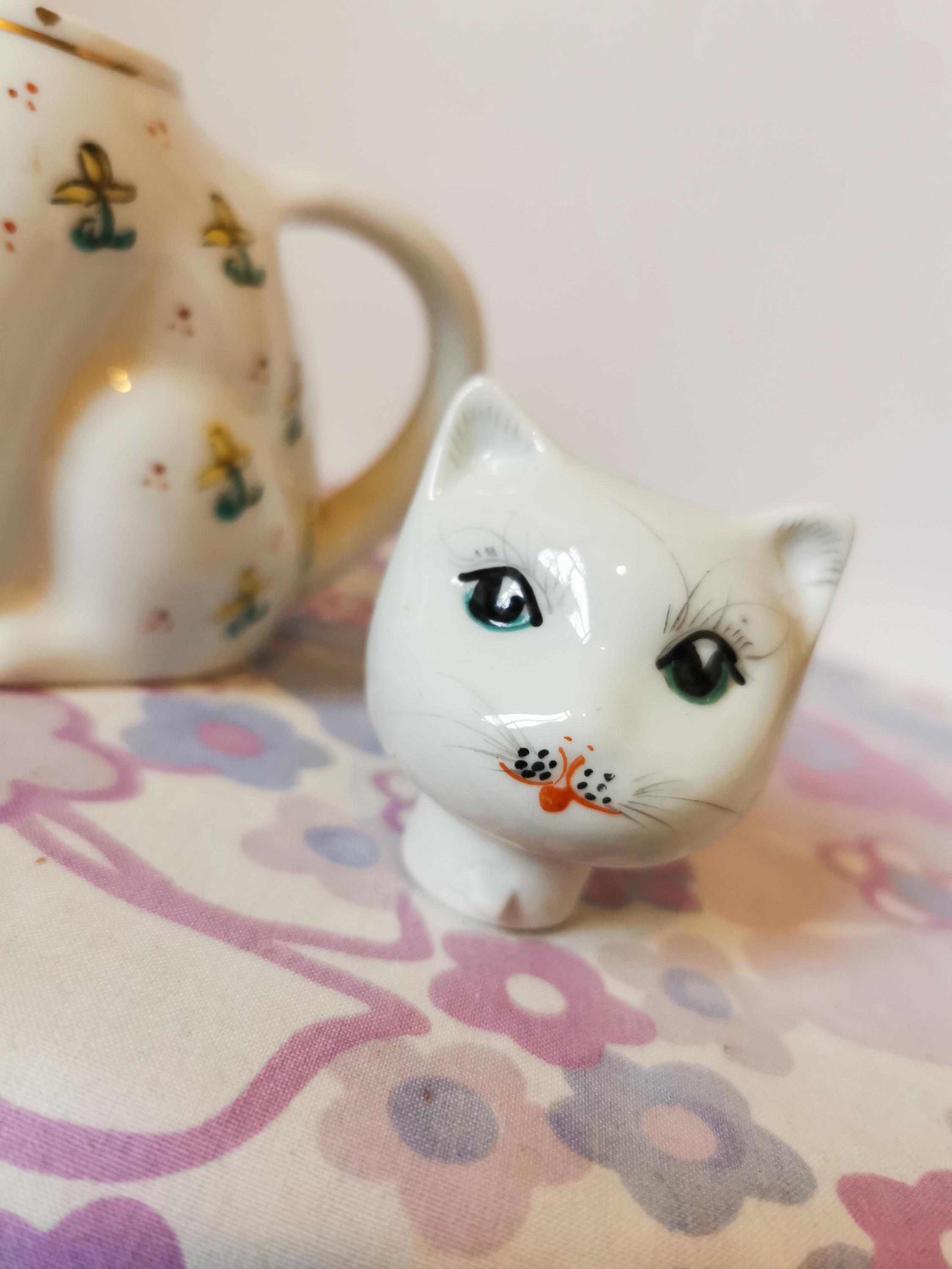 ヴィンテージの中国製招き猫ティーポット。手描きの陶器製猫 