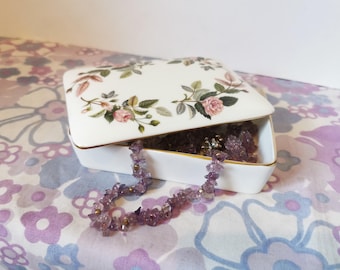 Caixa de bugigangas retangular vintage Wedgwood Hathaway Rose. Caixa de cerâmica inglesa Bone China. Rosa vintage, ouro floral, decoração fofa para casa, presente.