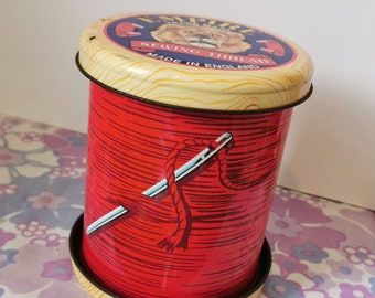 Boîte pour fil à coudre Empire vintage. Bobine de coton vintage, boîte métallique rouge en forme de bobine. boîte de rangement artisanale vintage, cadeau de décoration d'intérieur pour une salle de couture.