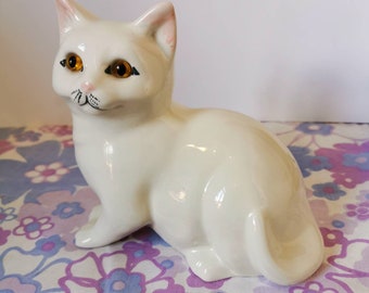 ヴィンテージ陶器の青と白の花柄猫の置物／オーナメント。手描きの