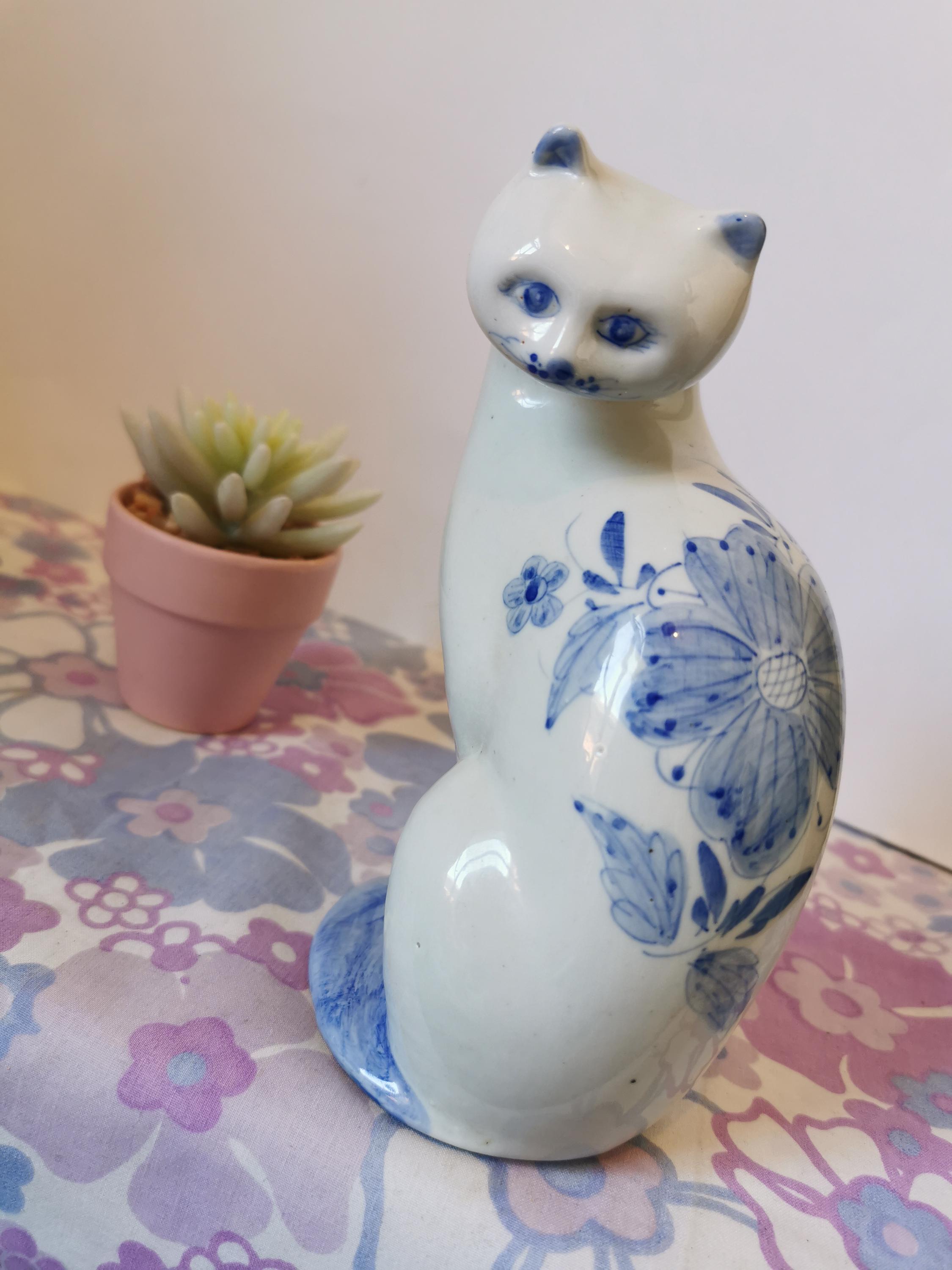 ヴィンテージ陶器の青と白の花柄猫の置物／オーナメント。手描きの