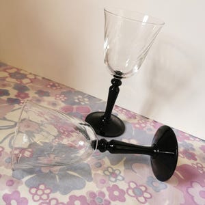 2 Vintage French glass black stem wine glasses. luminarc France glassware. 1970s black swirl glass goblets. wine glass pair, House gift.
