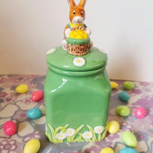 Vintage keramische opbergpot met paashaas. 1997 paaslekkernijen, snoepjes, kleine koektrommel. vintage huisdecoratie cadeau voor pasen.