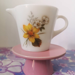 Vintage jaj pyrex Autumn glory milk jug. 1970s small jug. Dahlia glass tableware. English pyrex floral milk jug/creamer. Vintage kitchenalia