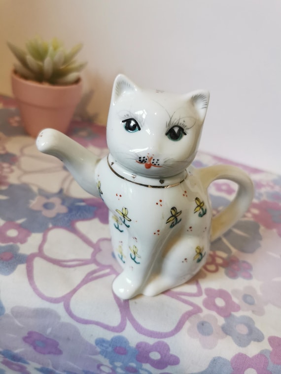 ヴィンテージの中国製招き猫ティーポット。手描きの陶器製猫