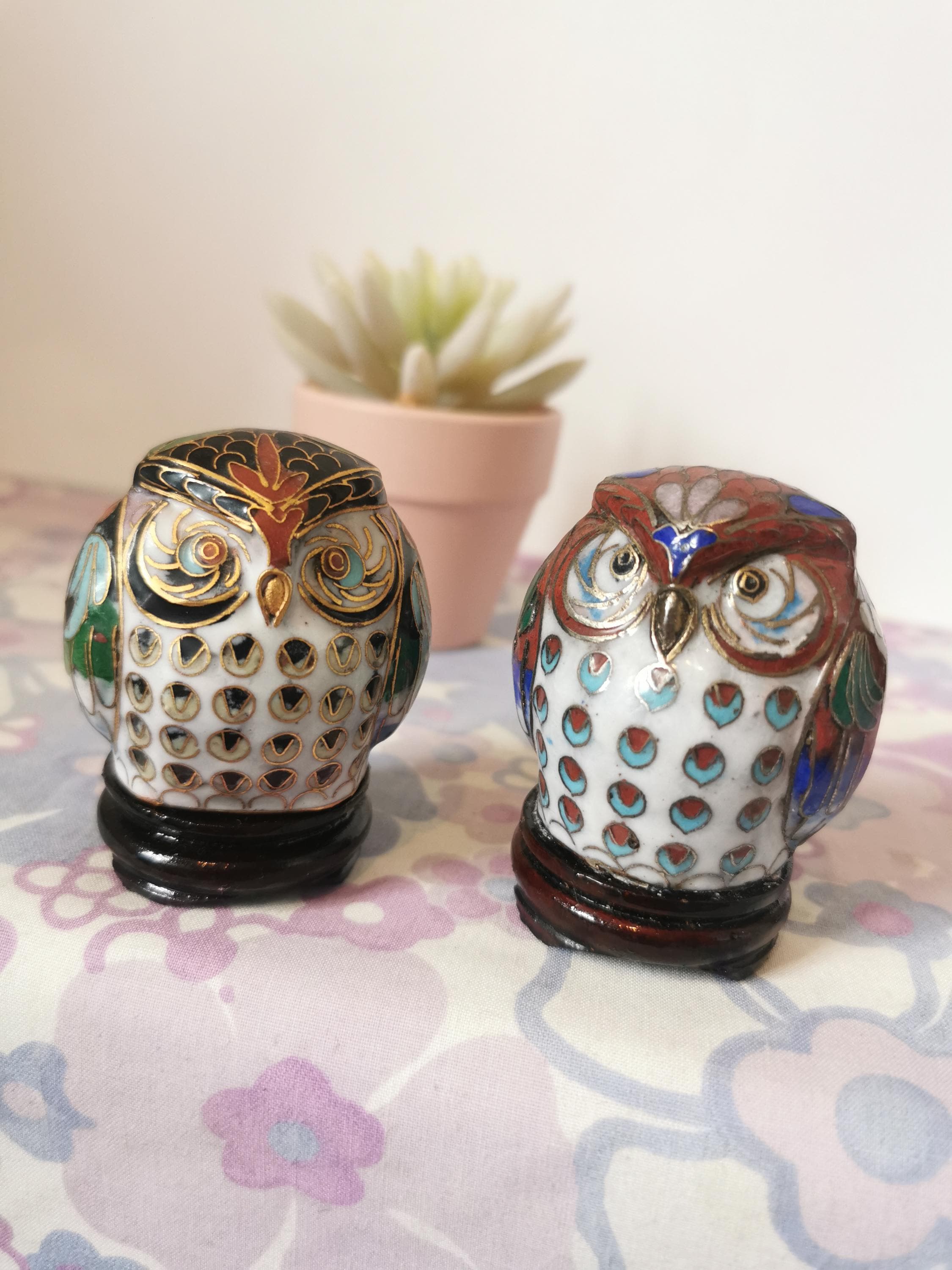 Vintage inlaid enamel owl pair on wood stands. Vintage set of 2 traditional Chinese cloisonne owls.