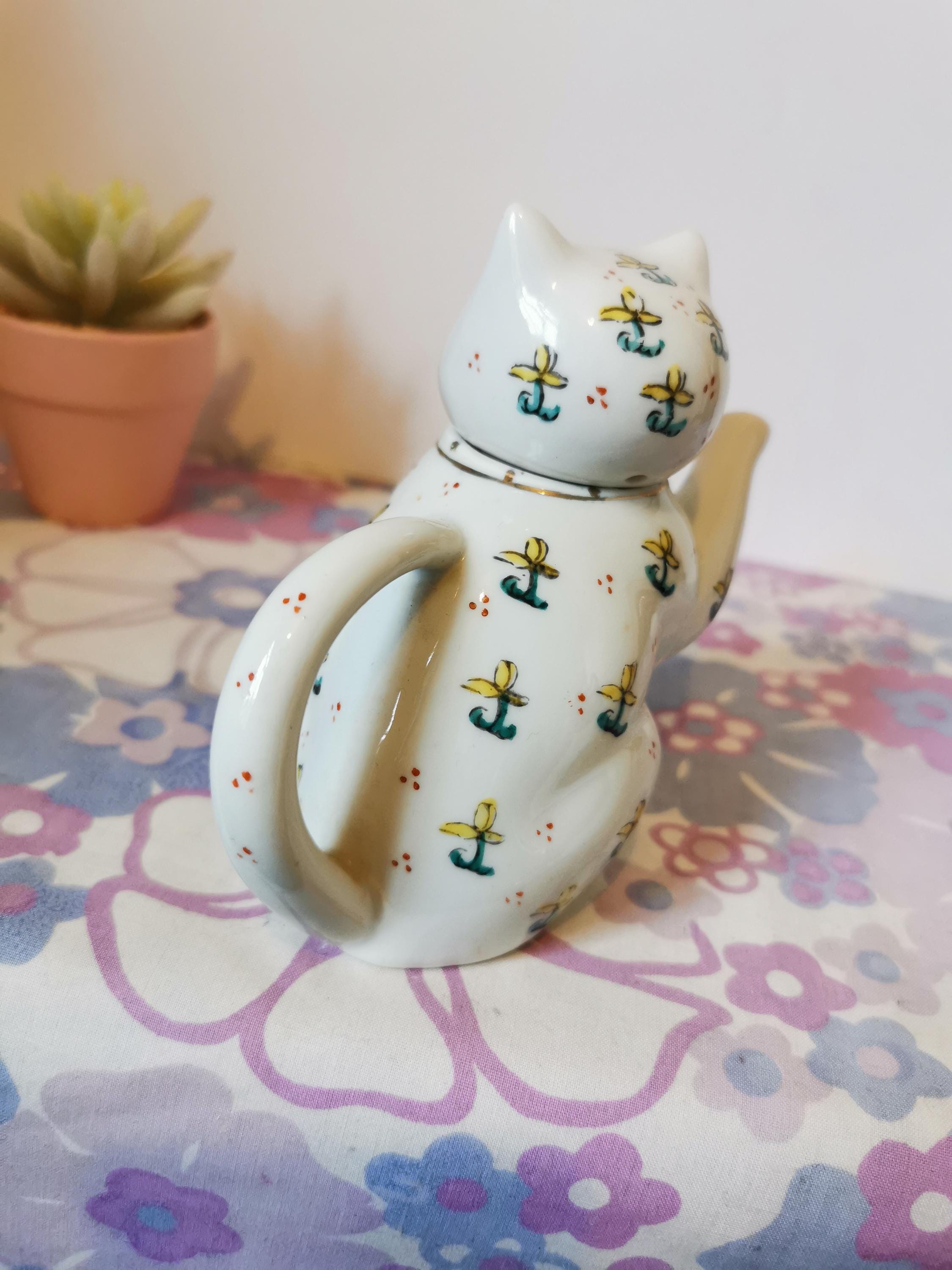ヴィンテージの中国製招き猫ティーポット。手描きの陶器製猫