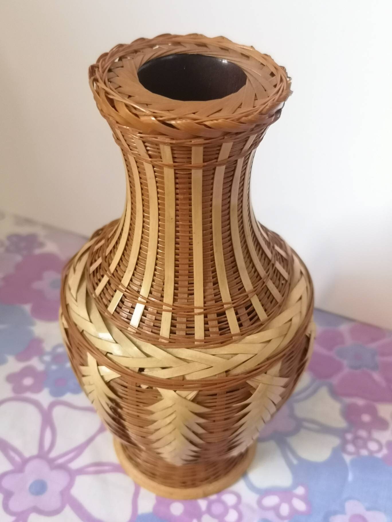 Rustic Woven Vase: Embracing Nature's Elegance