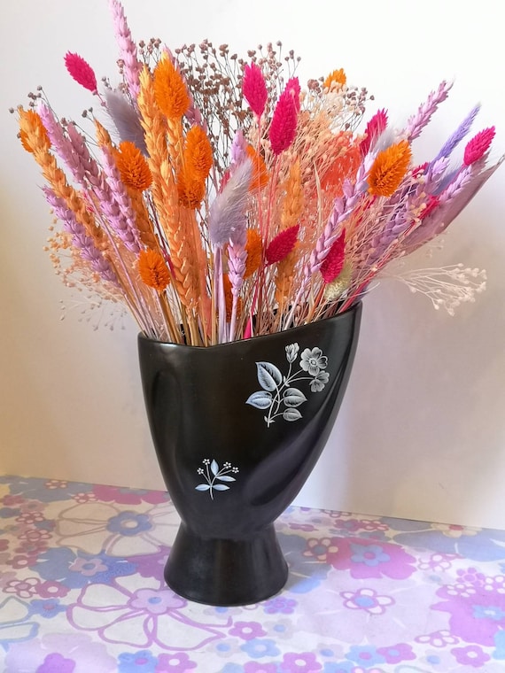1950 年代のヴィンテージ。白い花柄がデザインされた黒い陶器の花瓶