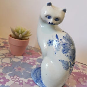 Vintage Keramik blaue und weiße Blumen Katze Ornamente / Figur. Handbemalte Asiatische Kitty Katzenfigur. Niedliches Katzengeschenk.