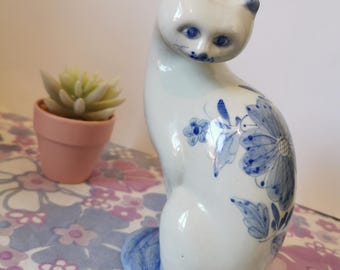 Vintage keramiek blauw en wit bloemen kattenornament/beeldje. Handgeschilderd Aziatisch poesje. Leuk cadeau voor kattenliefhebber.