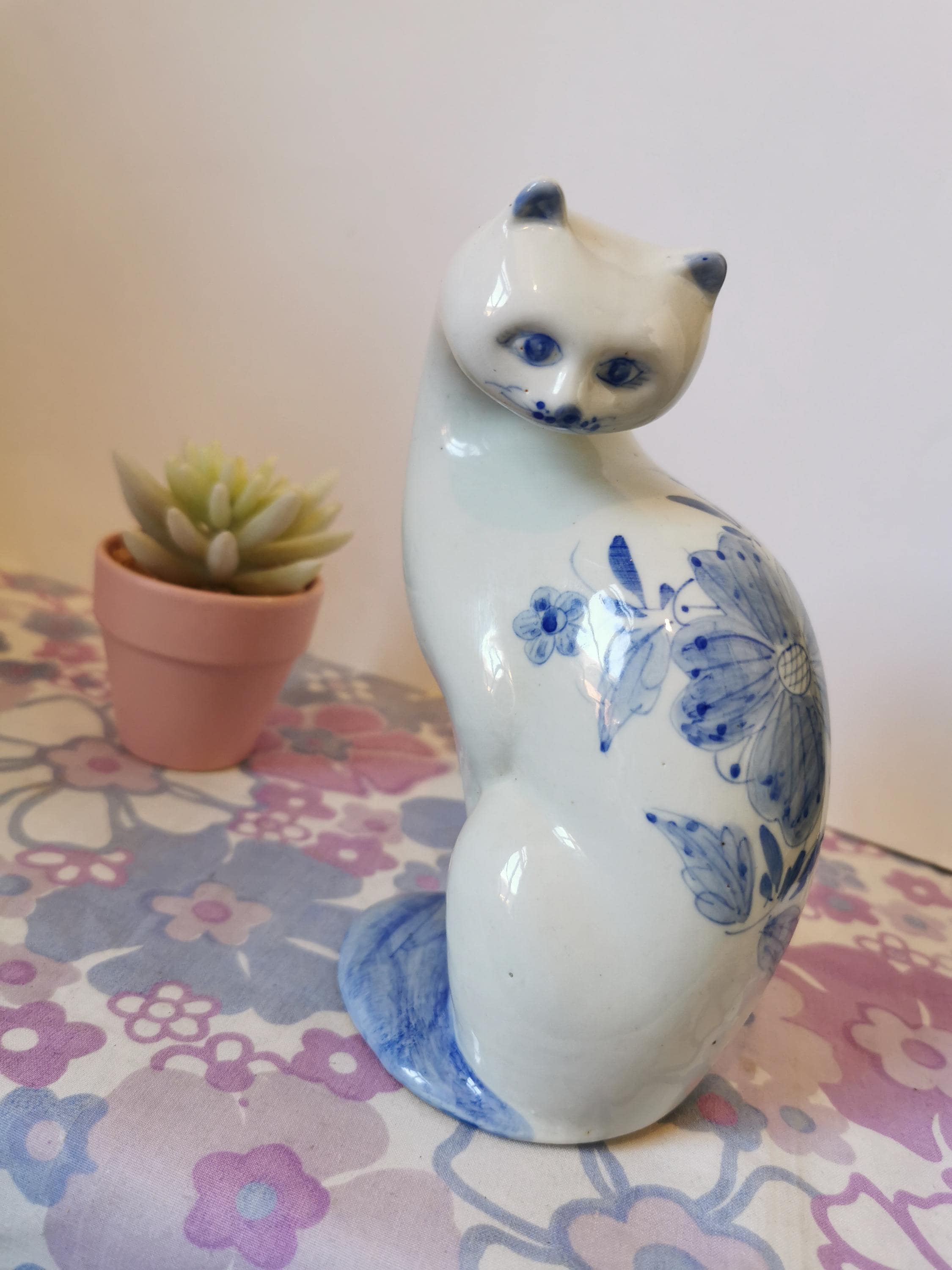 ヴィンテージ陶器の青と白の花柄猫の置物／オーナメント。手描きの