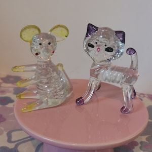 Vintage lucite penny toys. 1960s 1970s clear acrylic plastic cat and mouse figures. Vintage arcade toys. Kitsch cat and mouse figurines.