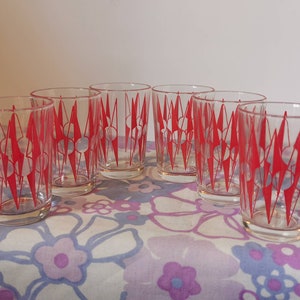 Vasos de chupito antiguos. Juego de 6 vasos de chupito grandes con diseño de diamante rojo de mediados de siglo. Copas de vidrio para licor atómico, decoración de artículos de bar vintage de los años 60.