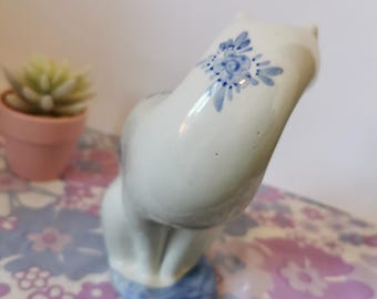 ヴィンテージ陶器の青と白の花柄猫の置物／オーナメント。手描きの