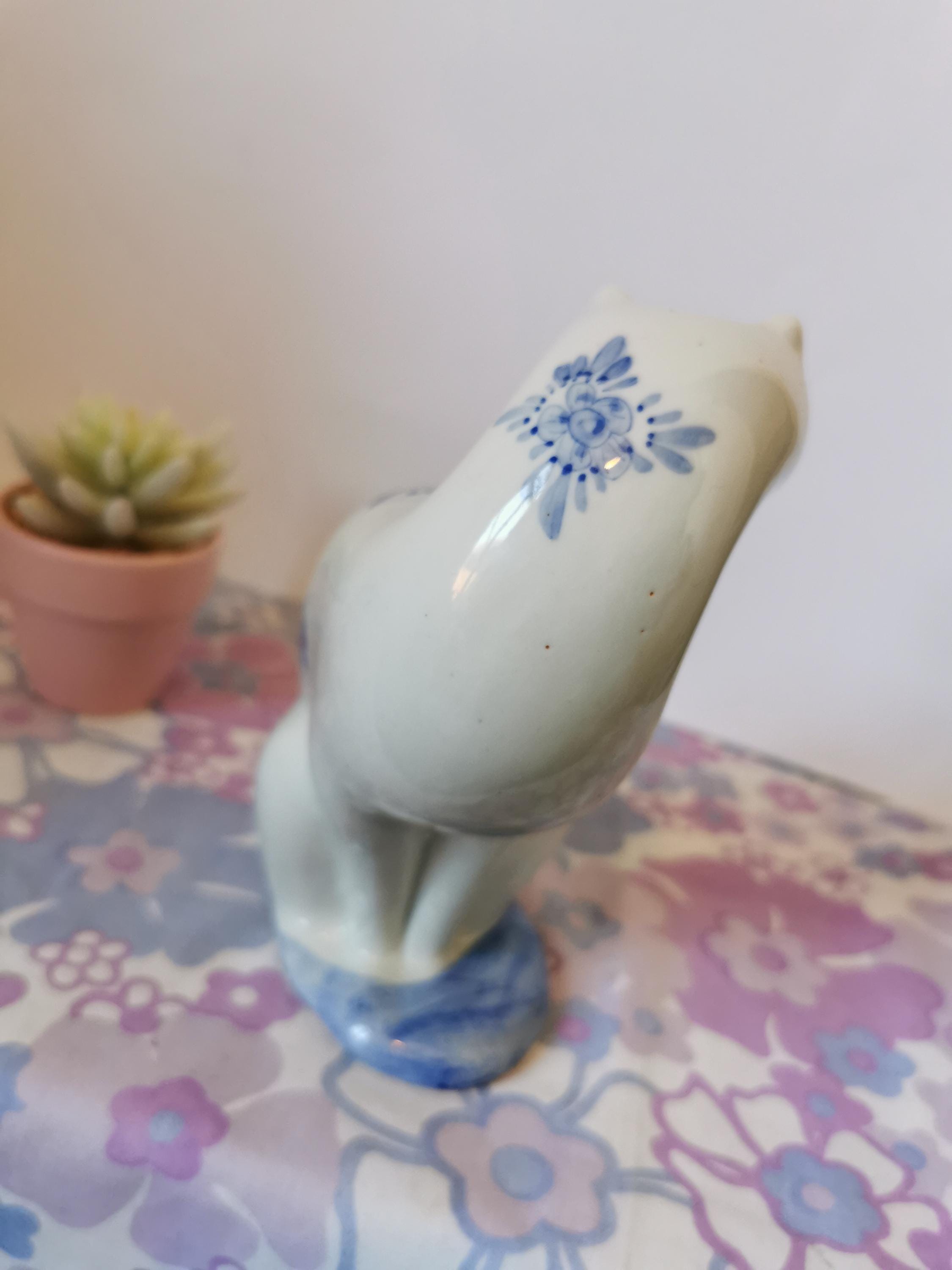 ヴィンテージ陶器の青と白の花柄猫の置物／オーナメント。手描きの