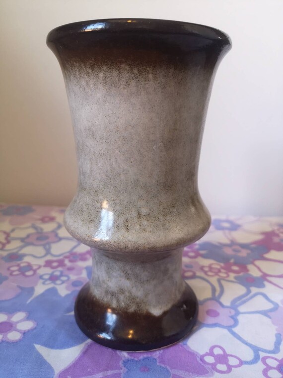 西ドイツ陶器の Jasba 花瓶。ヴィンテージの西ドイツ陶器の花瓶。1970