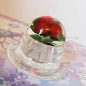 Può includere: Una tazza di ceramica bianca con manico nero e la scritta "But First, Coffee" in grassetto nero. La tazza è posta su uno sfondo sfocato, che ne evidenzia il design pulito.