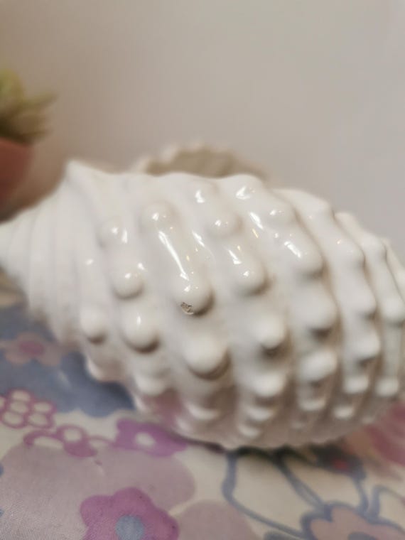 貝殻デザインの陶器ボウル ヴィンテージの装飾的な白い貝殻のボウル。貝殻の形をした陶器のボウル