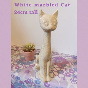 Vintage Mitte des Jahrhunderts hoher Hals Kitty Katze Ornament, Figur. Weiße, mit Marmor glasierte Katzen Keramik Statue. Kitsch Katze Liebhaber Wohnkultur Geschenk.