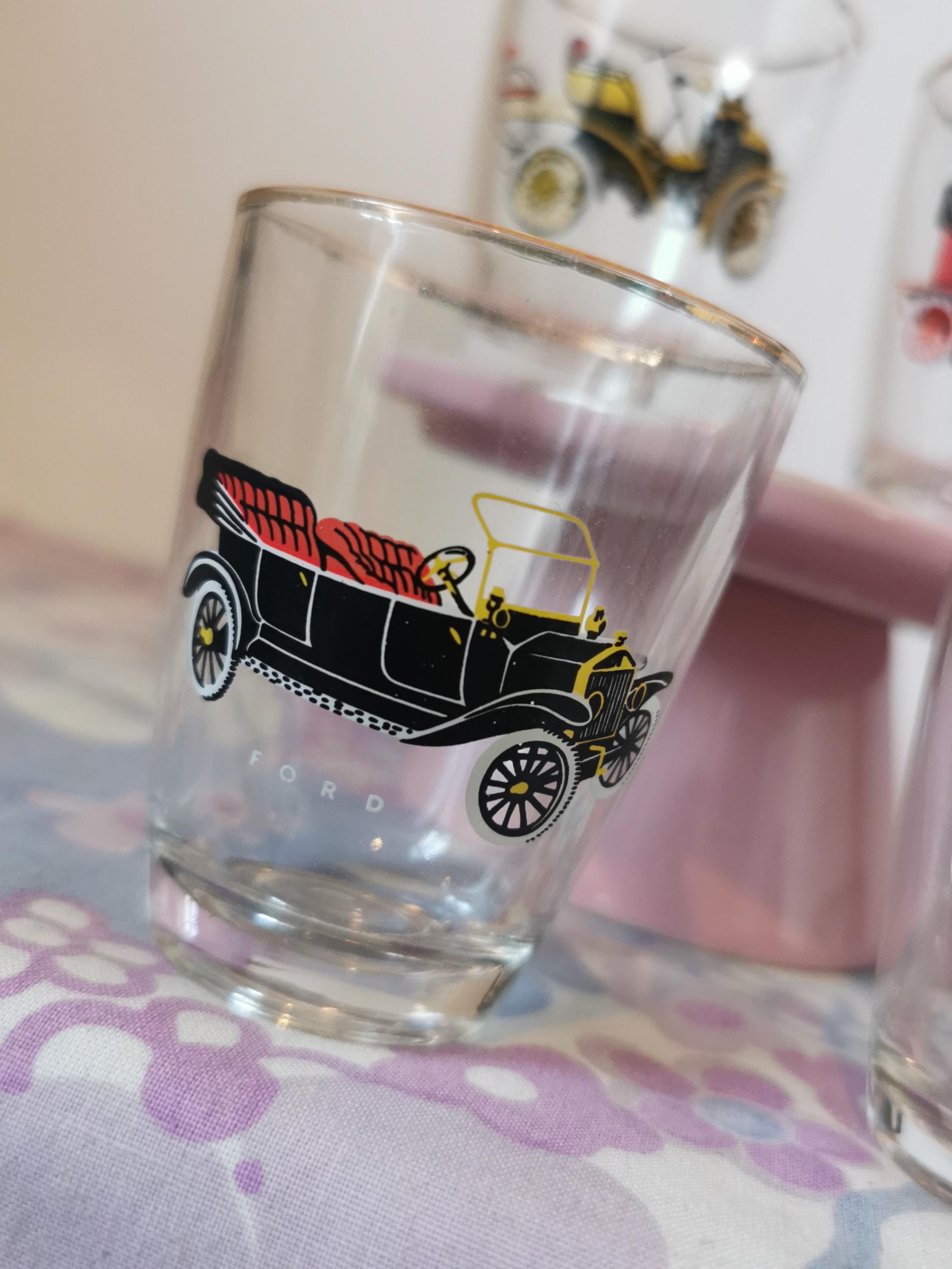 ミッドセンチュリースタイルのショットグラス4個セット。金箔の縁取り