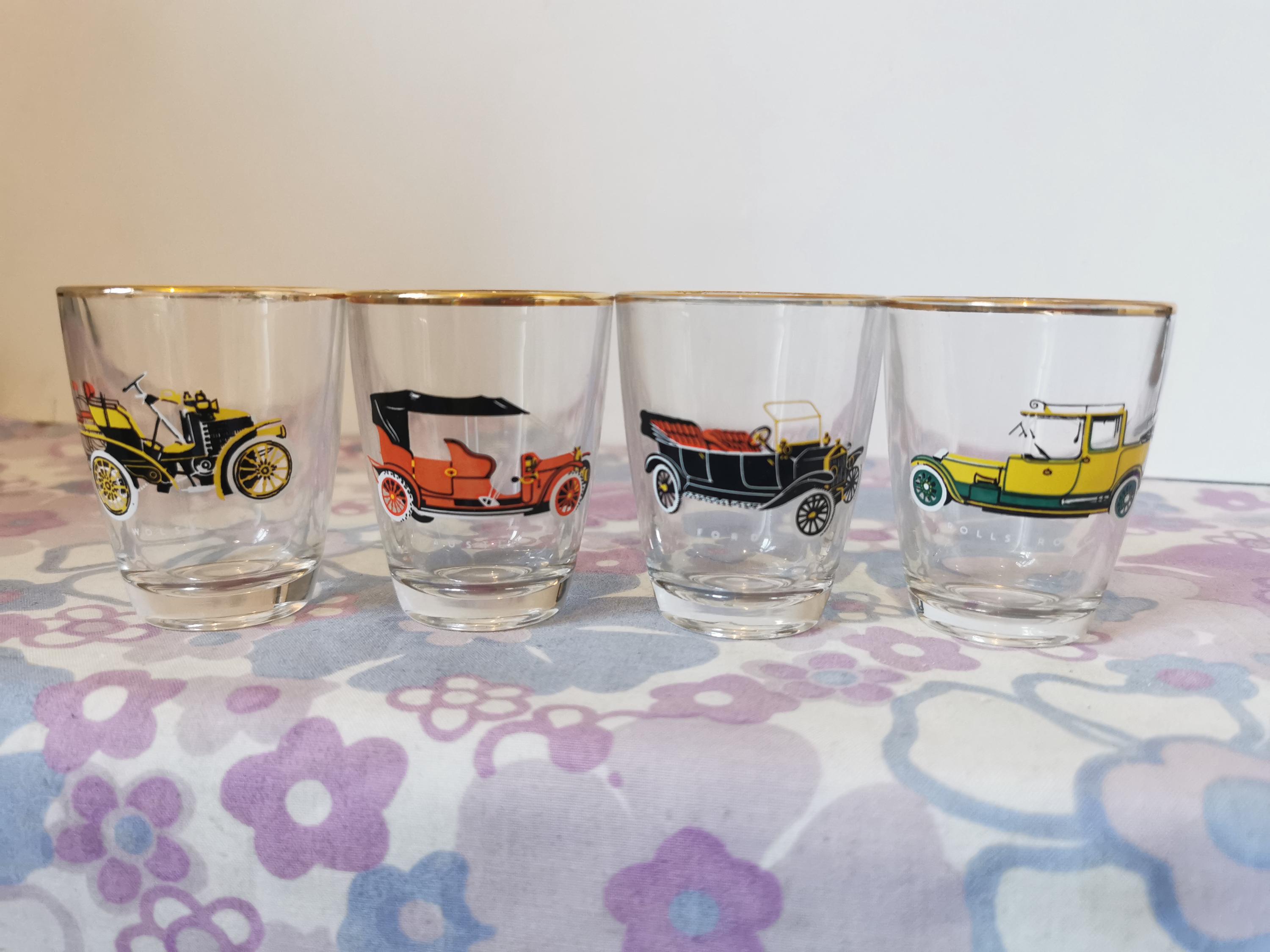 ミッドセンチュリースタイルのショットグラス4個セット。金箔の縁取り