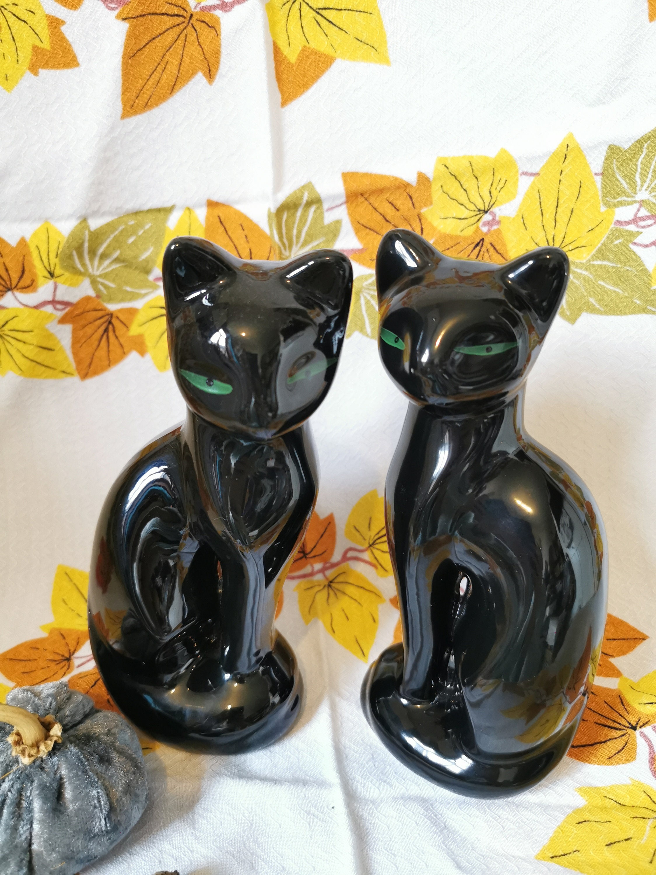 ヴィンテージの陶器製黒猫のペア。ミッドセンチュリー スタイル