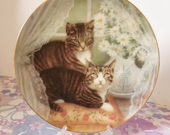 ヴィンテージ陶器の青と白の花柄猫の置物／オーナメント。手描きの