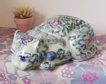Adorno de gato floral chinoiserie vintage. Estilo ming de cerámica oriental chino azul y blanco vintage hecho en china. Regalo de decoración del hogar de gatito gato