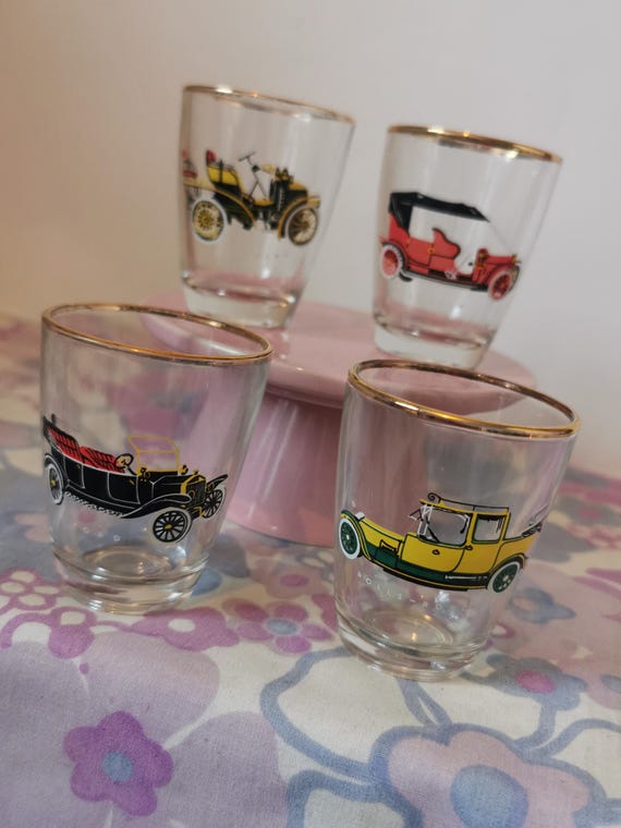 ミッドセンチュリースタイルのショットグラス4個セット。金箔の縁取り