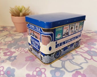 Vintage J Lyons & Co Werbe-Teedose. Aufbewahrungsdose im viktorianischen Bus- und Straßenbahn-Design aus den 1980er Jahren. Lyons Teestuben Metalldose, Teedose, Aufbewahrungskanne.