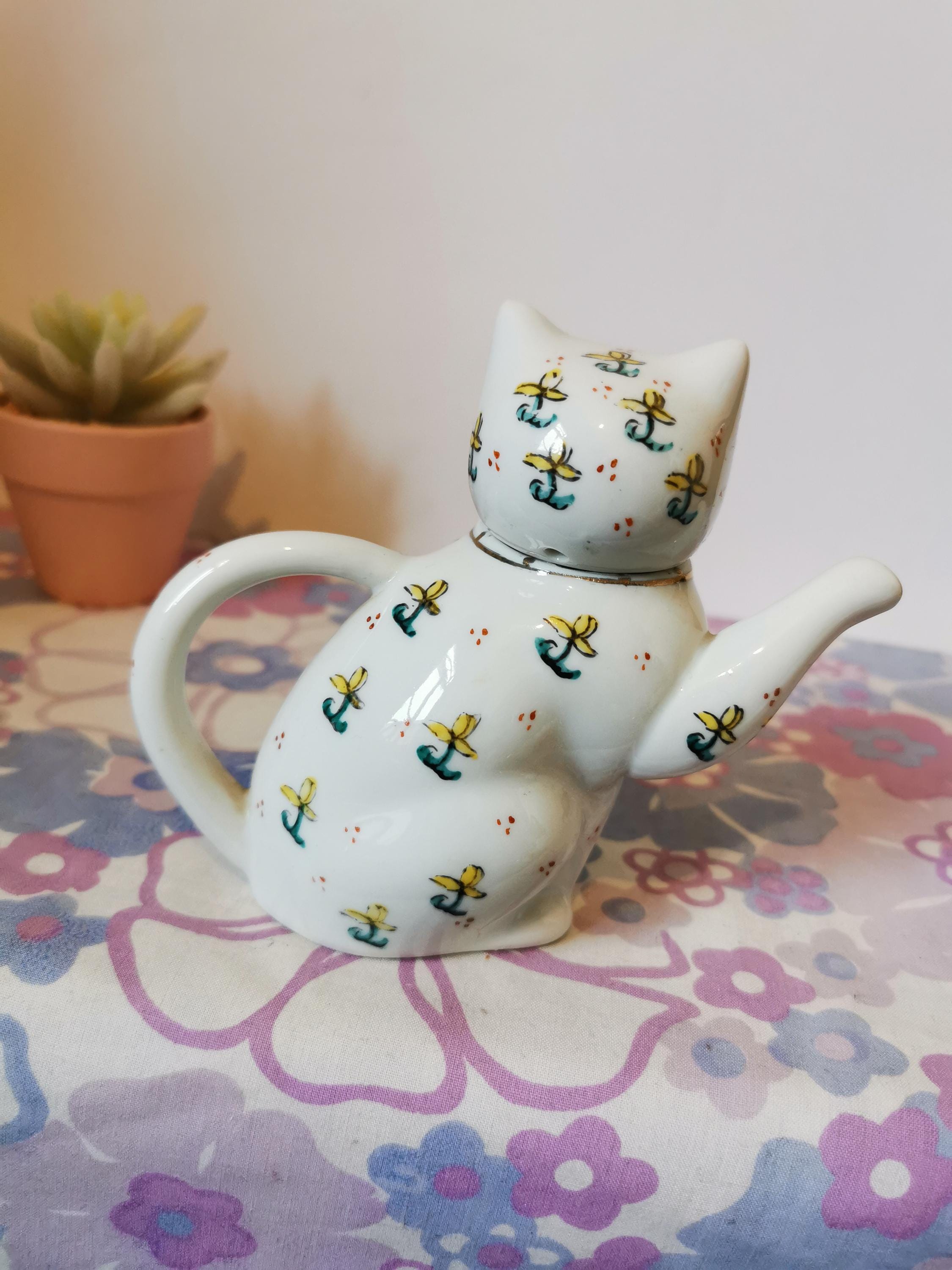 ヴィンテージの中国製招き猫ティーポット。手描きの陶器製猫 