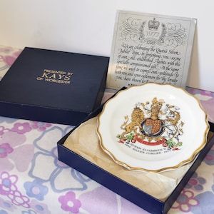 Vintage Royal Stafford Bone China The Queen's Silver Jubilee Gedenkteller. Kays von Worcester Präsentationsgeschenk. Königliche Erinnerungsstücke.