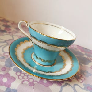 Vintage Aynsley Bone China korset theekop en schotel. Blauwgroen, turkooisblauw en goudgestreepte chintz afternoontea. verzamelcadeau voor thuis.
