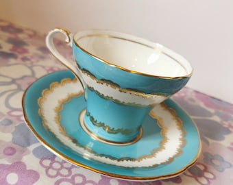 Antyczna filiżanka do herbaty z porcelany kostnej marki Aynsley, w kolorze turkusowo-niebieskim i złotym, z chintzowym paskiem, do popołudniowej herbaty. Prezent kolekcjonerski do domu.