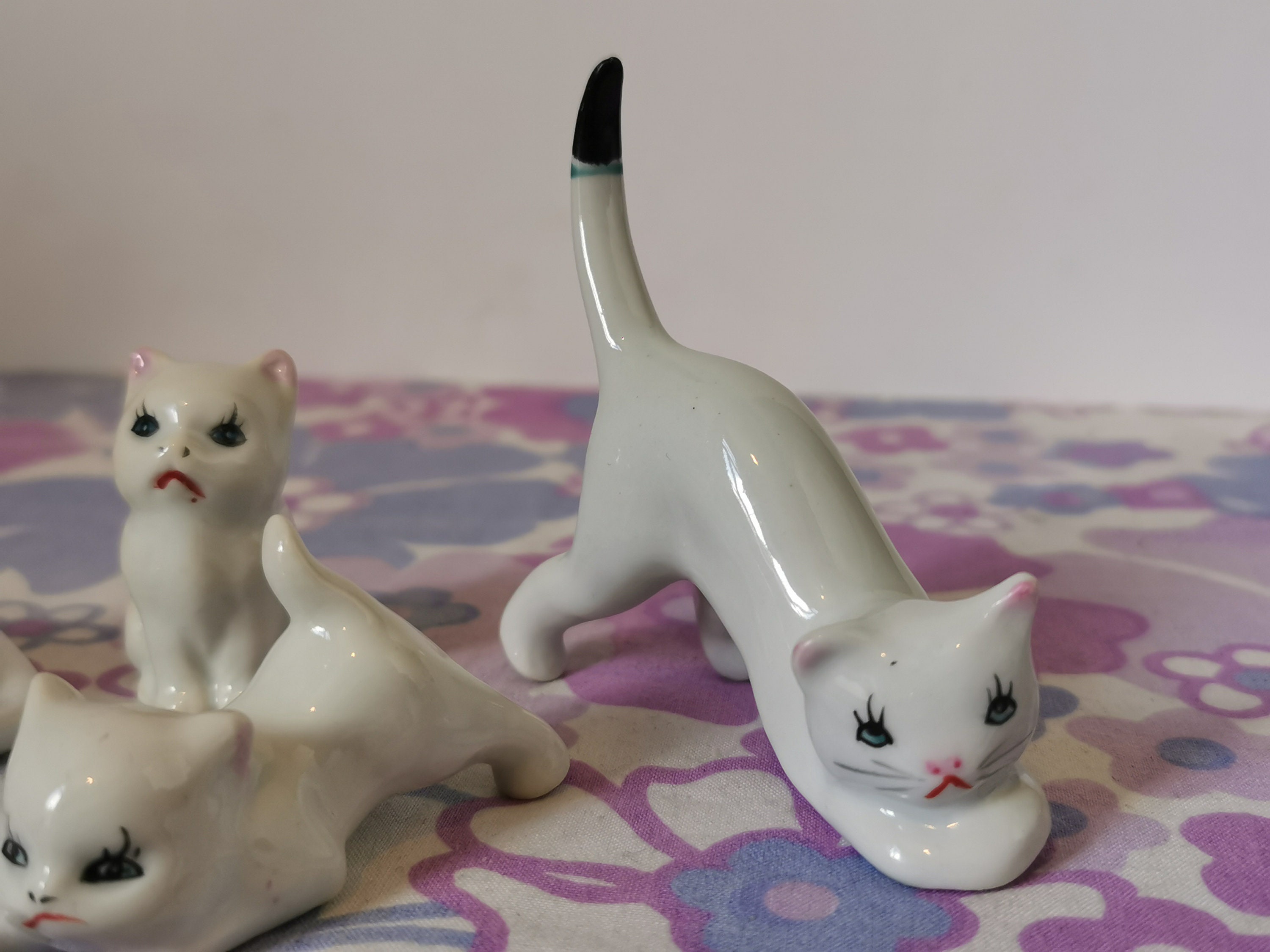 ビンテージのミニチュア陶器猫ファミリー。小さな白い子猫の