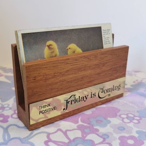 Portacartas de madera hecho a mano de mediados de siglo vintage, organizador de escritorio, portacorreos. Oficina vintage, decoración de sala de manualidades. Estantería de madera para guardar cartas.
