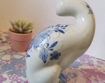 ヴィンテージ陶器の青と白の花柄猫の置物／オーナメント。手描きの