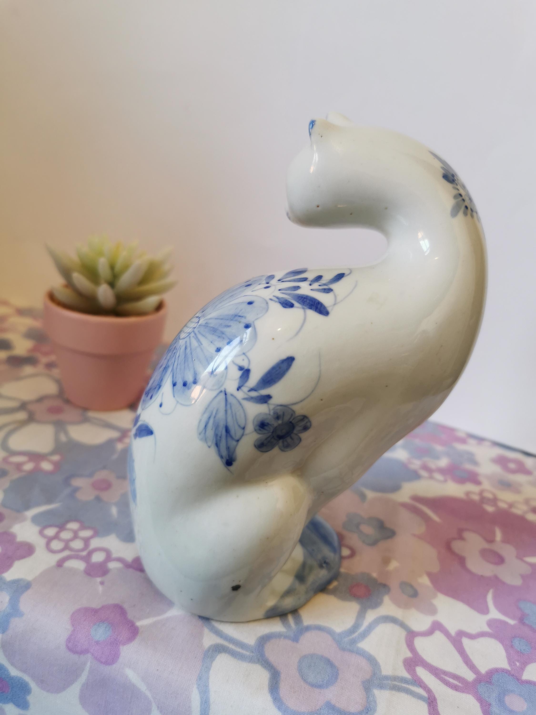 ヴィンテージ陶器の青と白の花柄猫の置物／オーナメント。手描きの