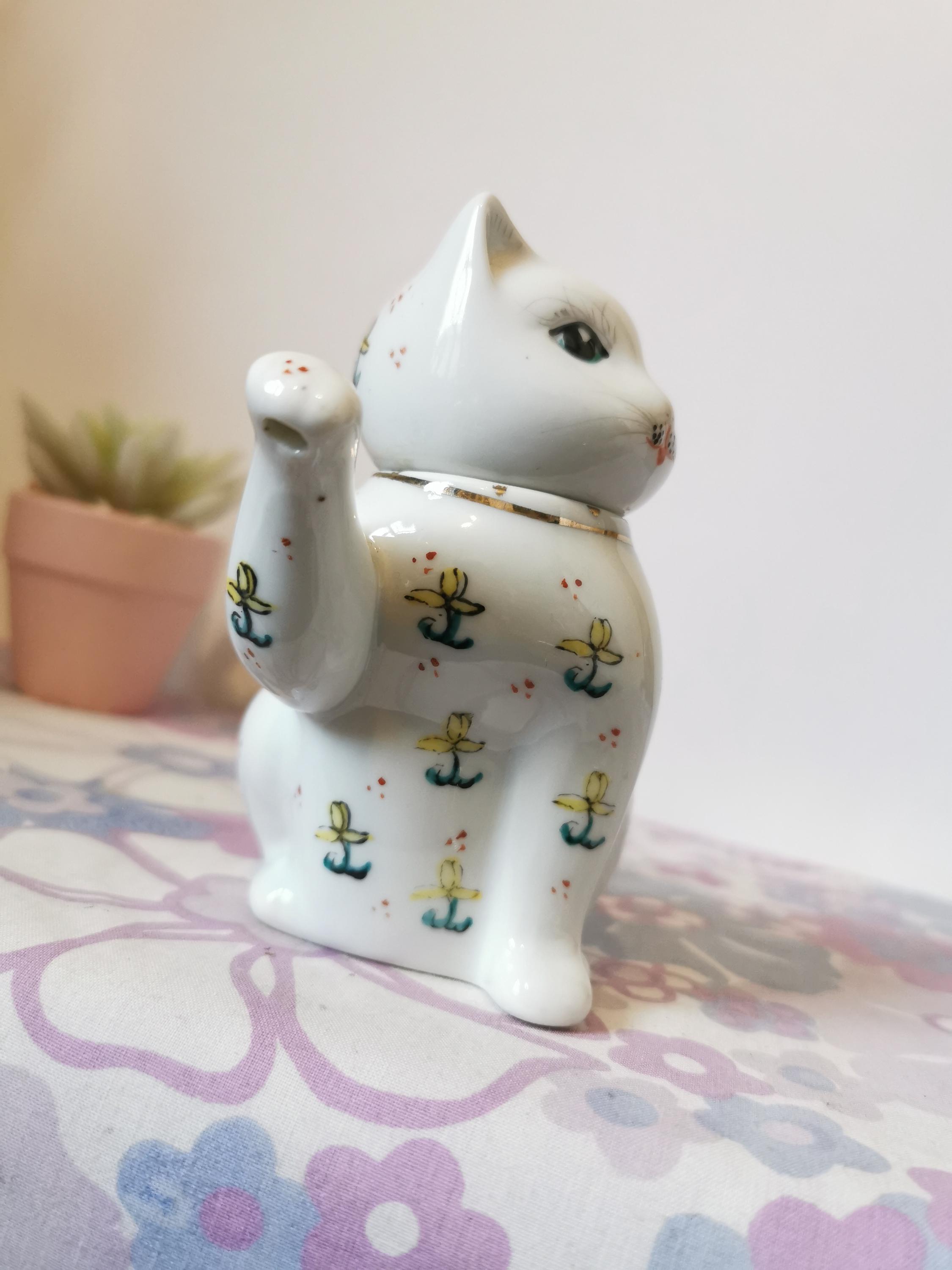 ヴィンテージの中国製招き猫ティーポット。手描きの陶器製猫 