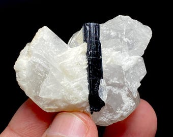 エッチングされたクォーツ標本：パキスタンのスカルドゥ産天然水晶