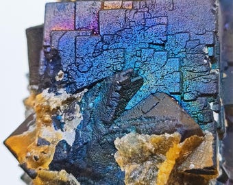 Muestra de fluorita iridiscente con calcita: piedra curativa de cristal en bruto