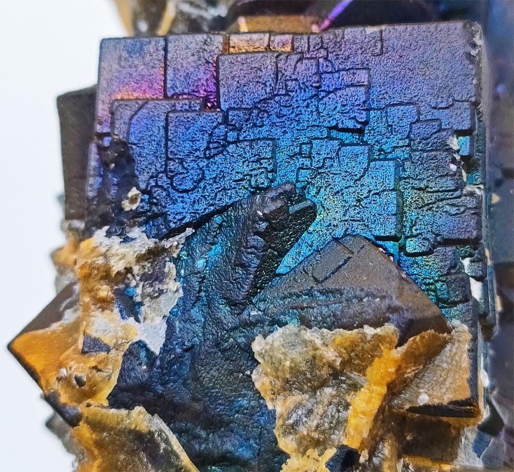 虹色に輝く蛍石と方解石の標本 – 原石のクリスタルヒーリングストーン