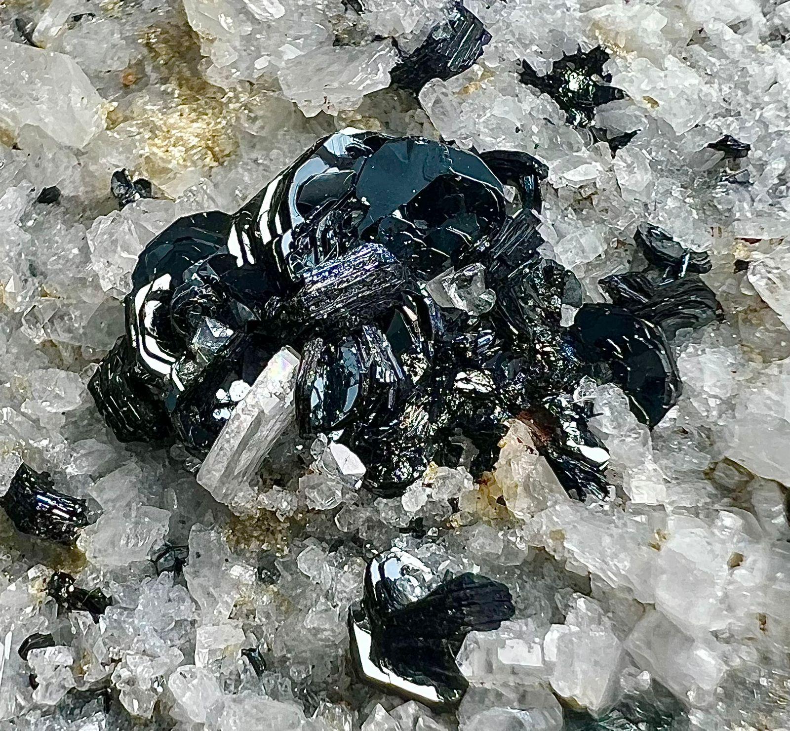 パキスタン スカルドゥ Ashopi鉱山産 角閃石入りダブルターミネーション パキスタン、スカルドゥ産、646グラムの希少なローズイルメナイトと