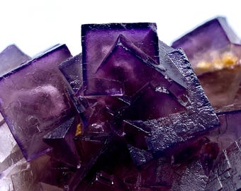 Muestra de fluorita cúbica natural de color púrpura intenso de 189 gramos sobre matriz.