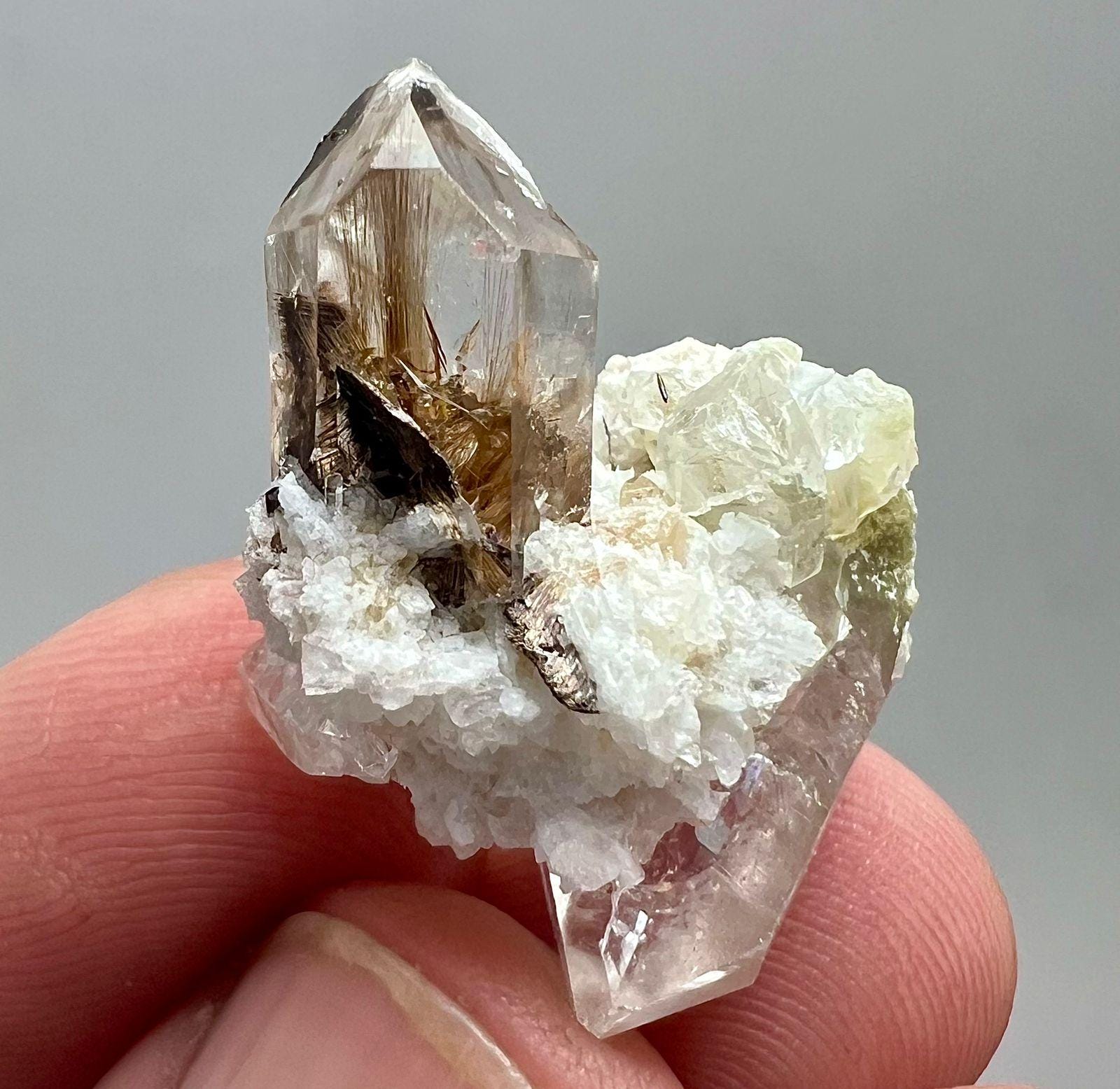 ザンビア産 サクリファイス クリスタルポイント スリランカ産シルキーサファイア 1.716ctルース