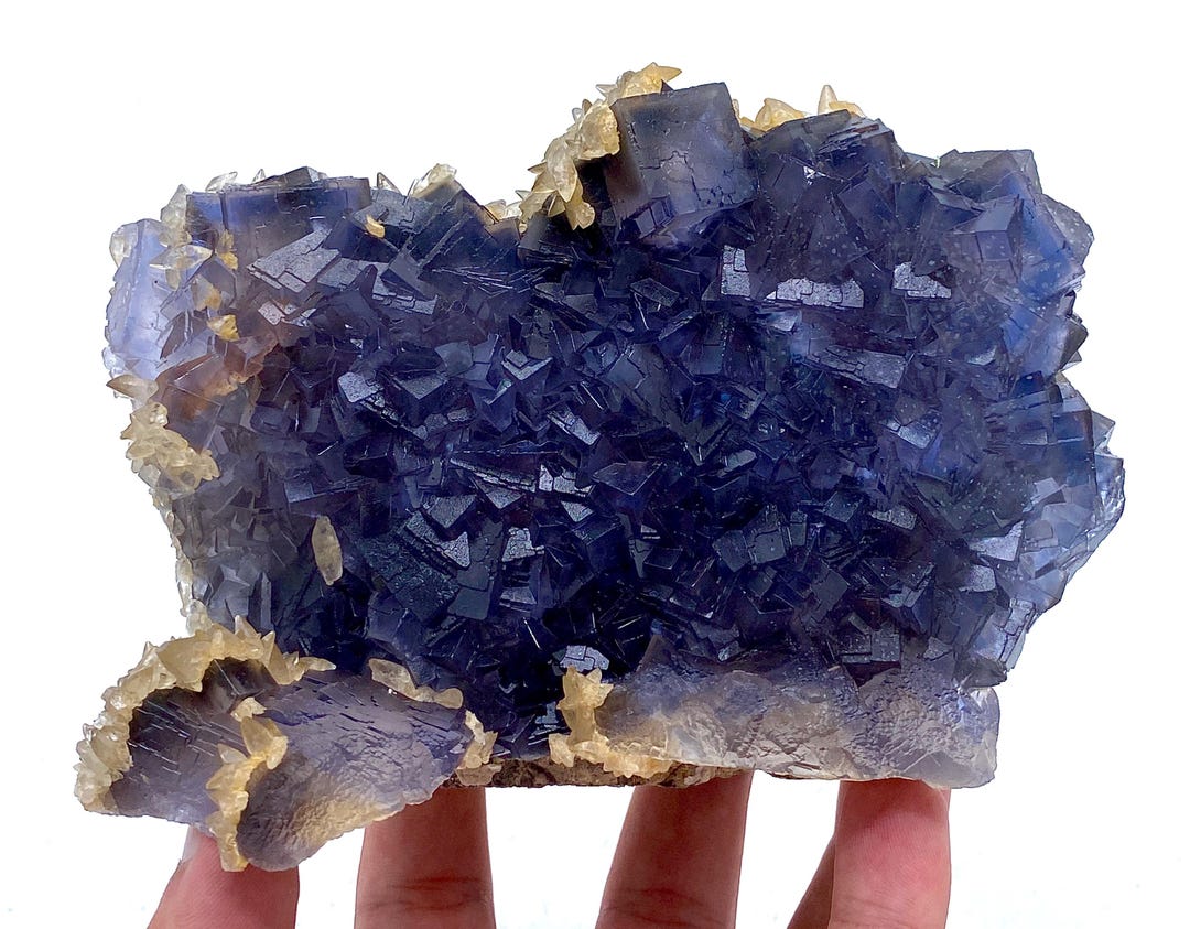 パキスタン産、方解石入り天然ブルーキュービックフローライト 1350