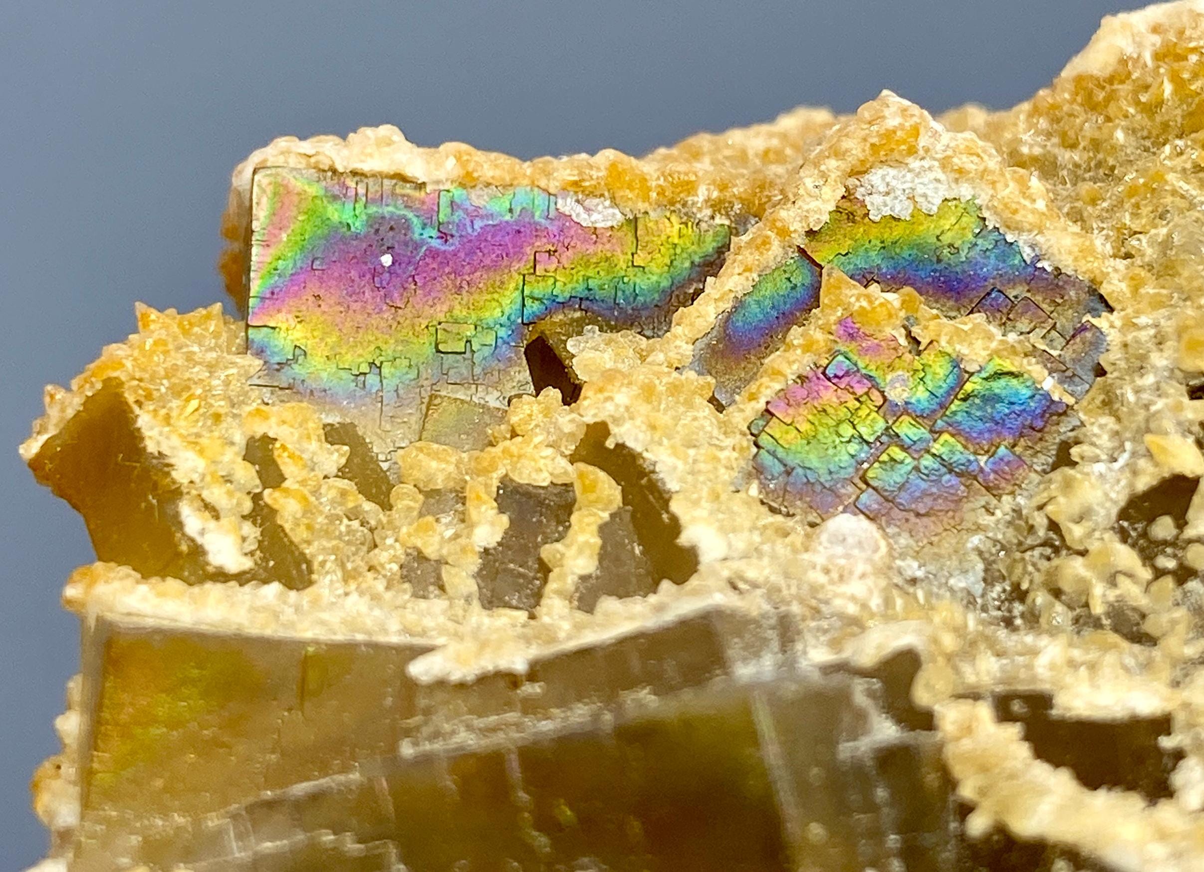 金色の方解石の上に蛍石 173グラムの虹色蛍石と方解石の標本：未加工のヒーリングクリスタル